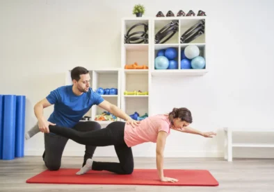 the-pilates-instructor-gives-indications-on-how-to-2022-04-08-18-58-31-utc_02